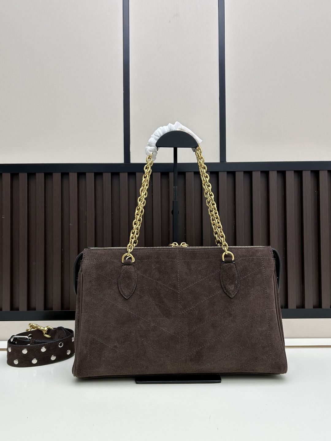 大号磨砂GARAVANI PANTHEA 手袋采用亮面和哑光羊皮革材质拼接出 V 形图案， 饰以珐琅兽头