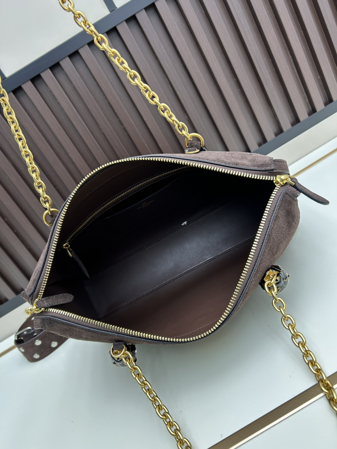 大号磨砂GARAVANI PANTHEA 手袋采用亮面和哑光羊皮革材质拼接出 V 形图案， 饰以珐琅兽头