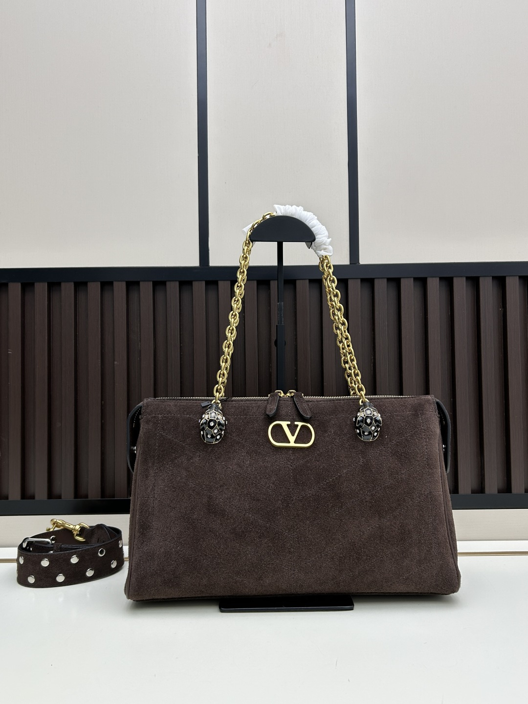 大号磨砂GARAVANI PANTHEA 手袋采用亮面和哑光羊皮革材质拼接出 V 形图案， 饰以珐琅兽头