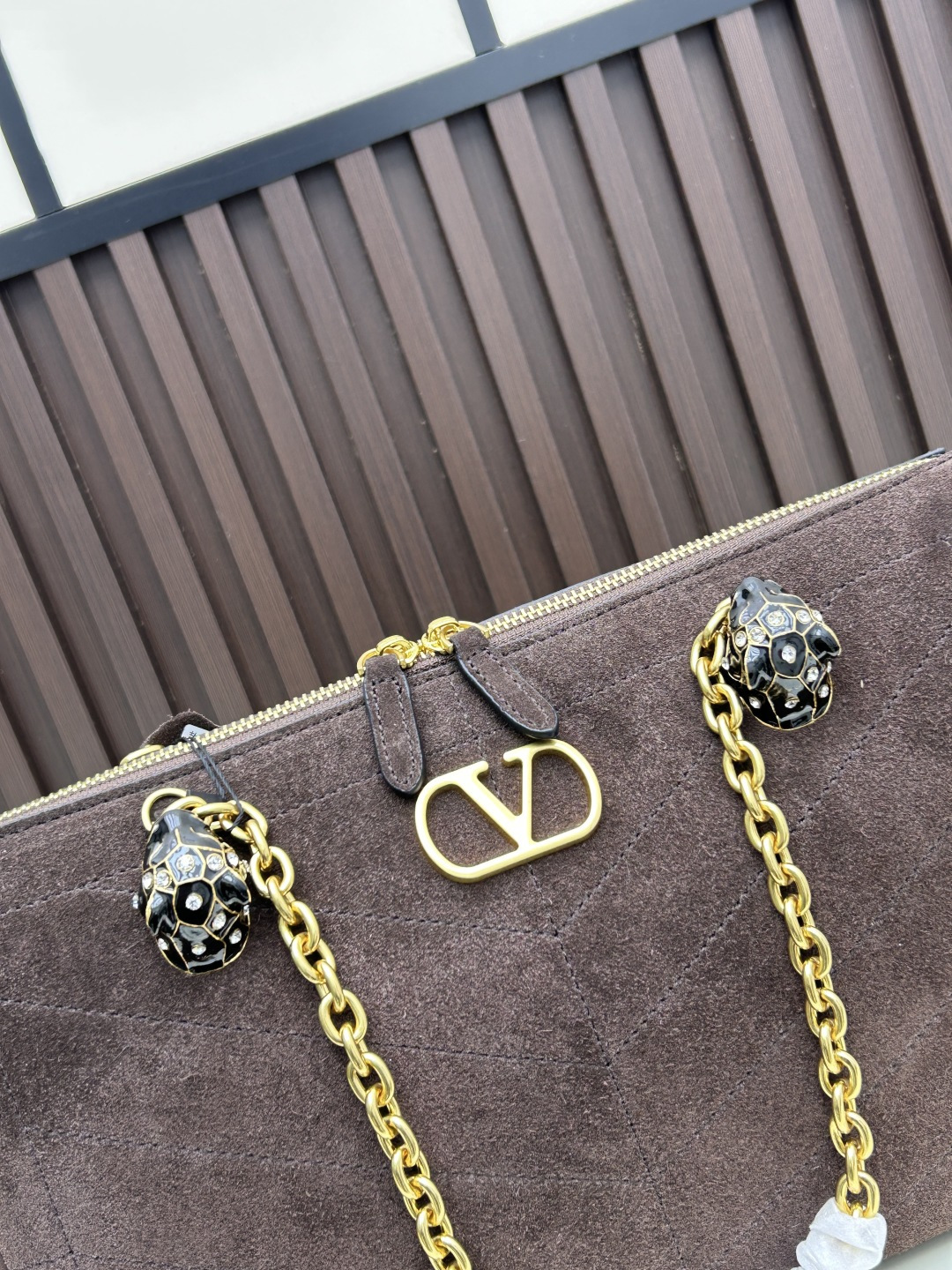 大号磨砂GARAVANI PANTHEA 手袋采用亮面和哑光羊皮革材质拼接出 V 形图案， 饰以珐琅兽头