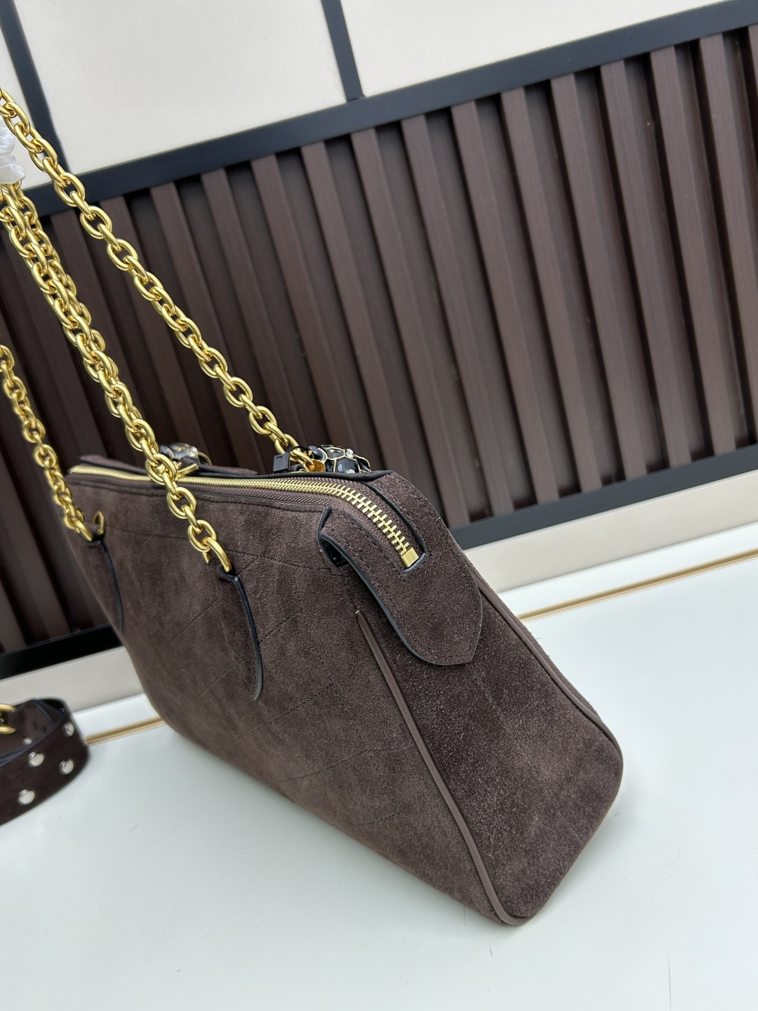 大号磨砂GARAVANI PANTHEA 手袋采用亮面和哑光羊皮革材质拼接出 V 形图案， 饰以珐琅兽头