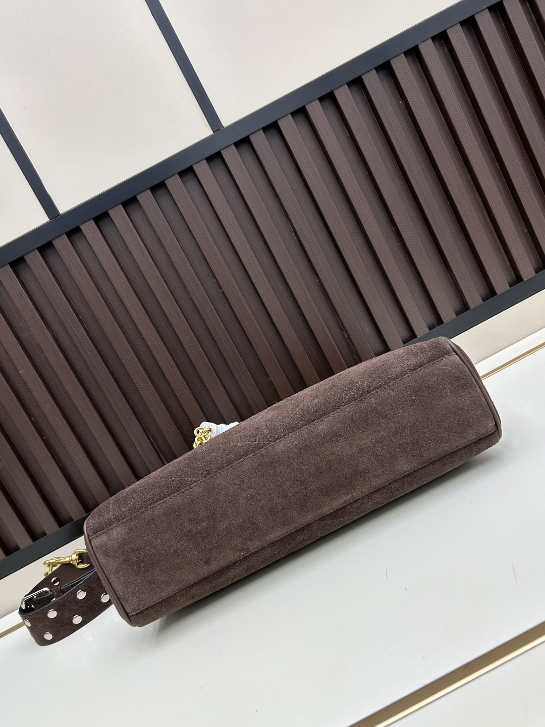 大号磨砂GARAVANI PANTHEA 手袋采用亮面和哑光羊皮革材质拼接出 V 形图案， 饰以珐琅兽头