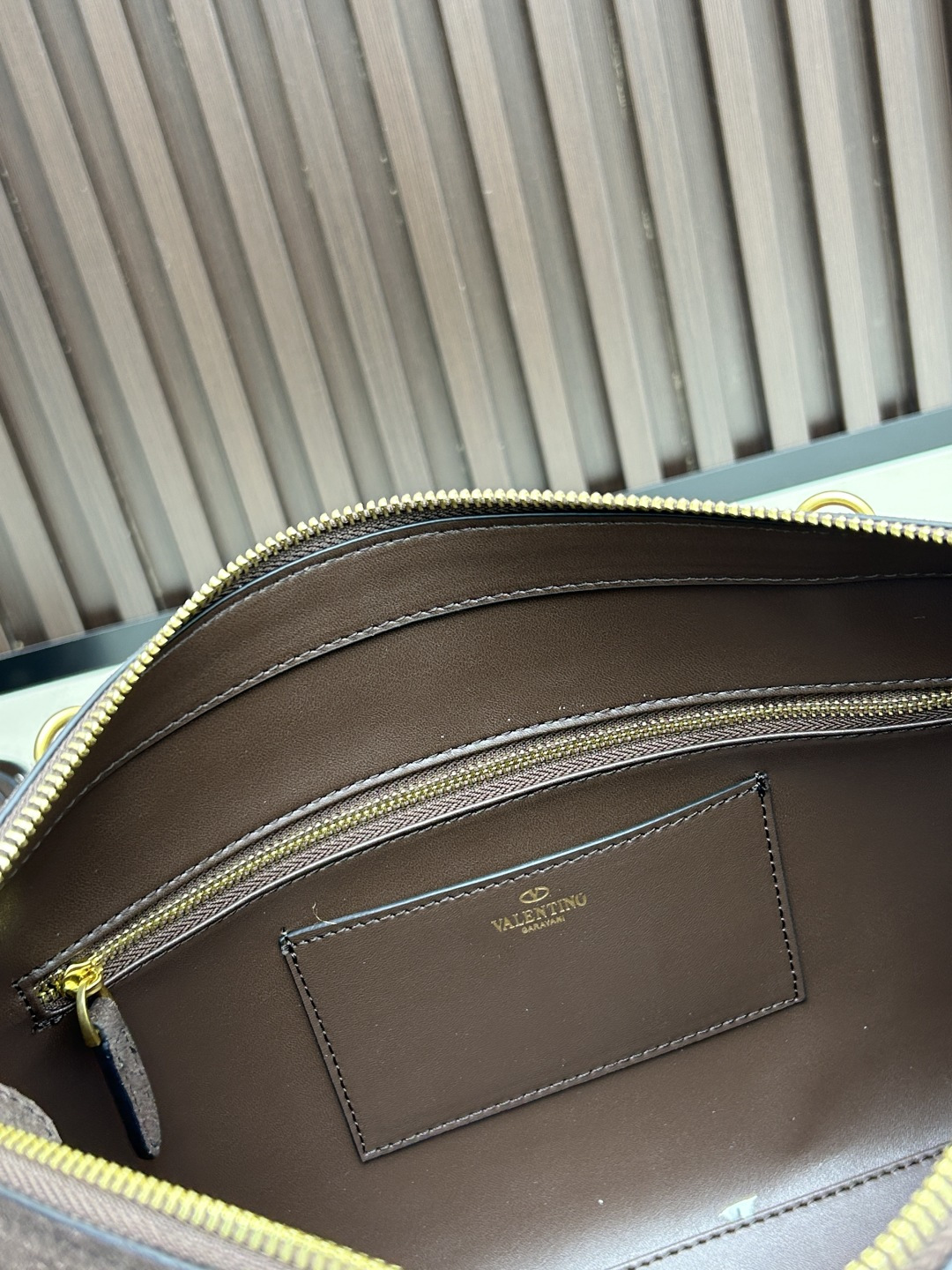 大号磨砂GARAVANI PANTHEA 手袋采用亮面和哑光羊皮革材质拼接出 V 形图案， 饰以珐琅兽头