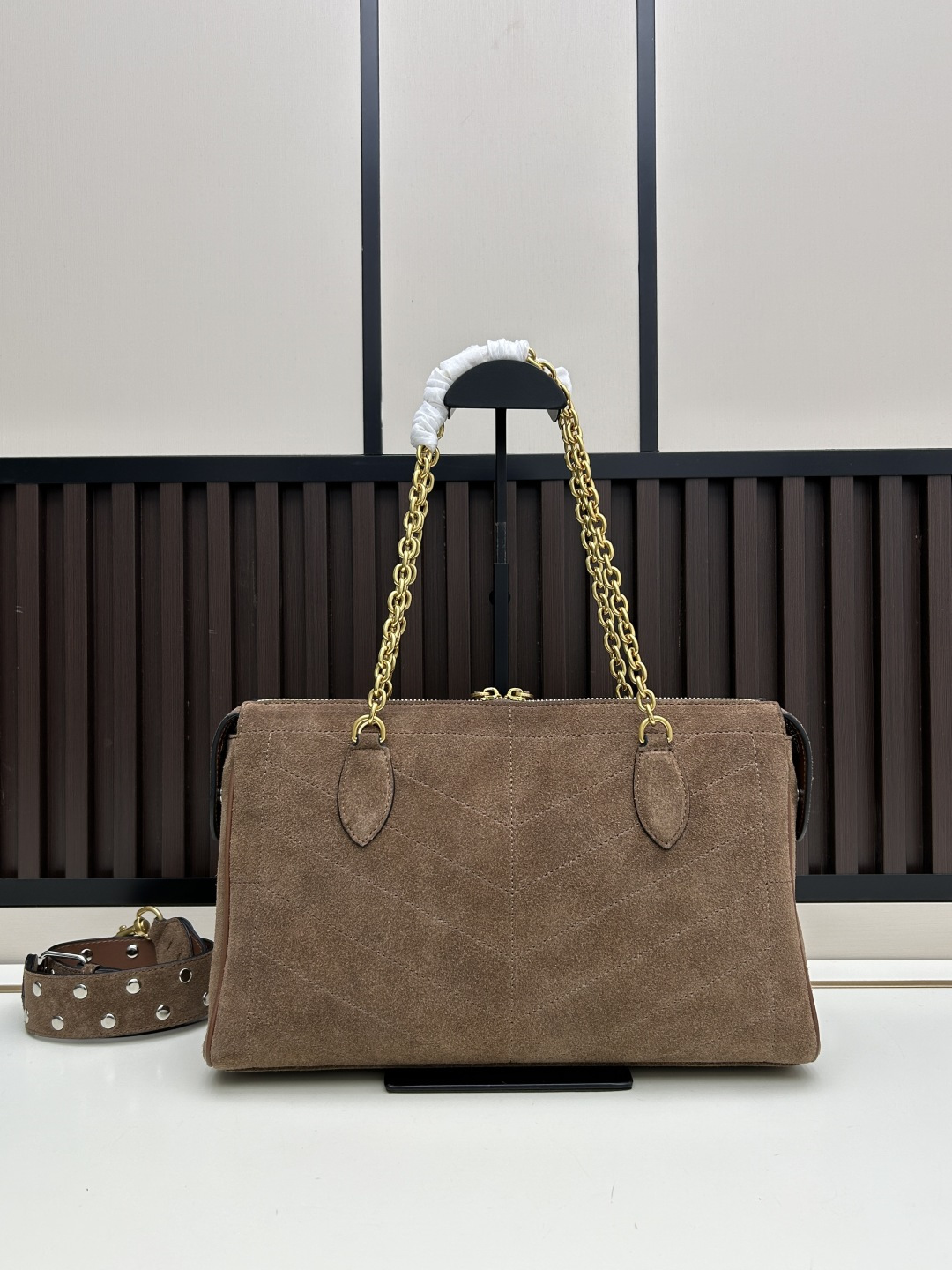 大号 磨砂GARAVANI PANTHEA 手袋采用亮面和哑光羊皮革材质拼接出 V 形图案， 饰以珐琅兽