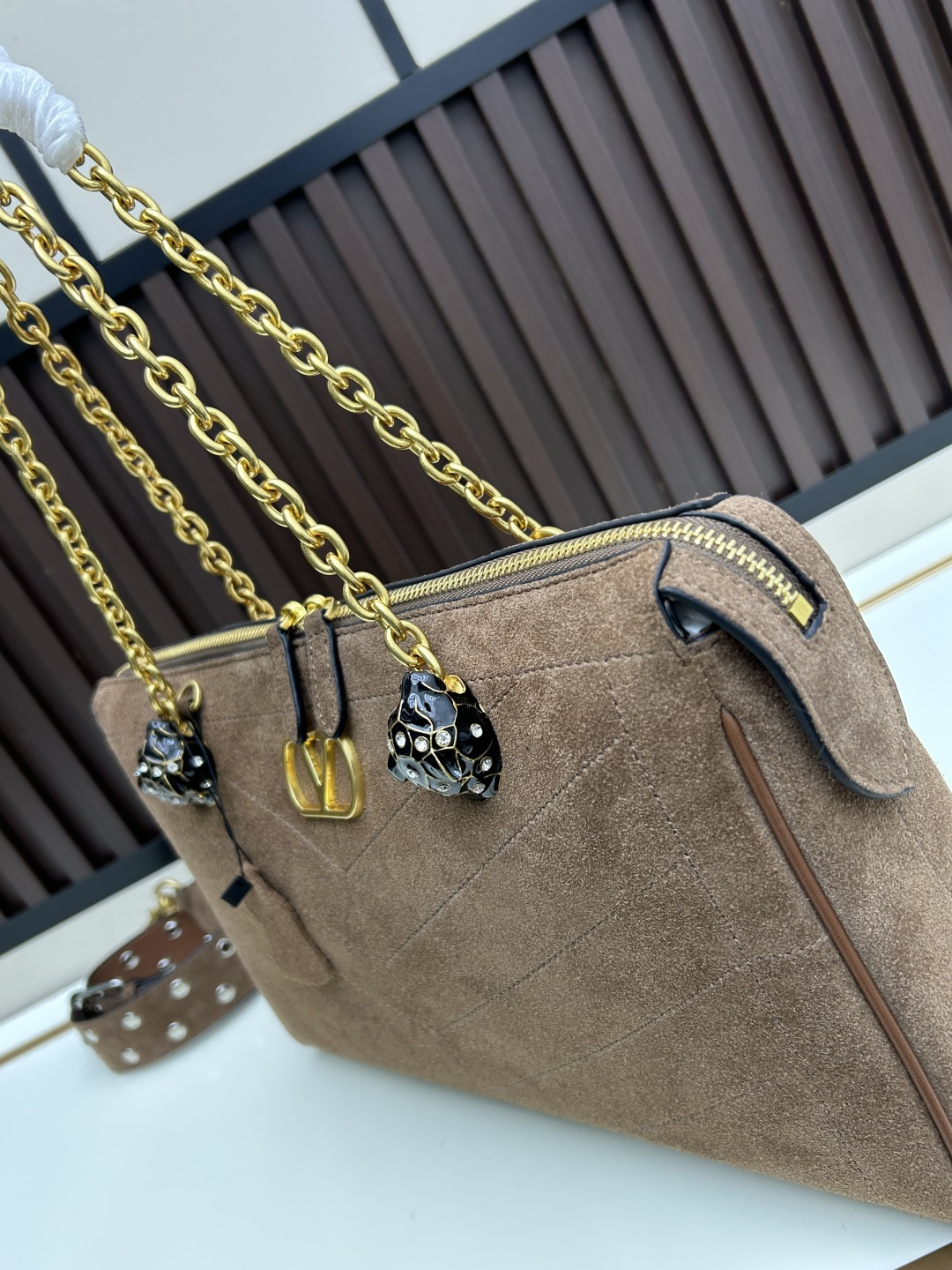 大号 磨砂GARAVANI PANTHEA 手袋采用亮面和哑光羊皮革材质拼接出 V 形图案， 饰以珐琅兽