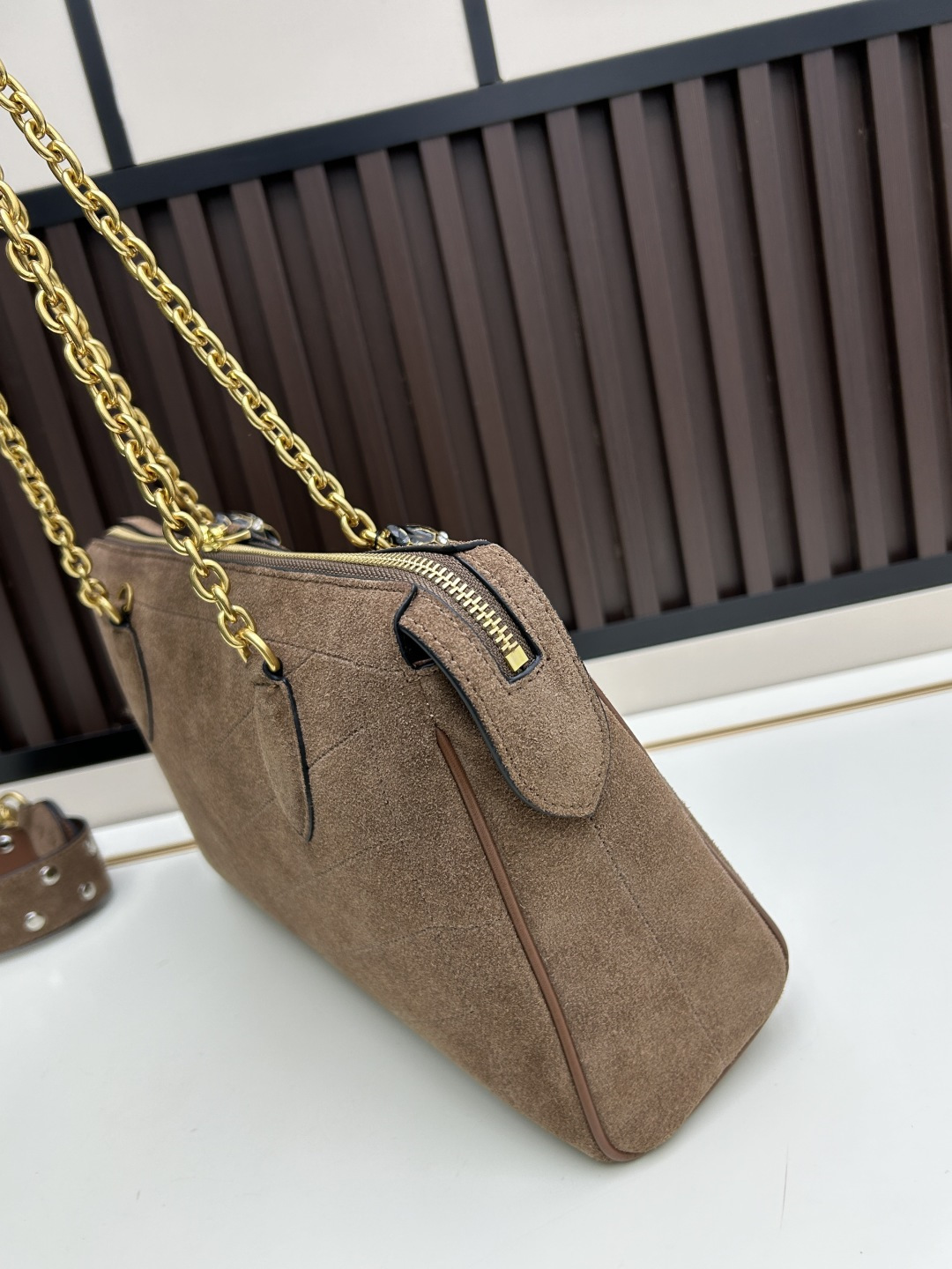 大号 磨砂GARAVANI PANTHEA 手袋采用亮面和哑光羊皮革材质拼接出 V 形图案， 饰以珐琅兽