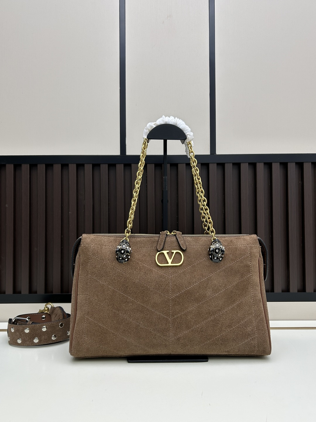 大号 磨砂GARAVANI PANTHEA 手袋采用亮面和哑光羊皮革材质拼接出 V 形图案， 饰以珐琅兽