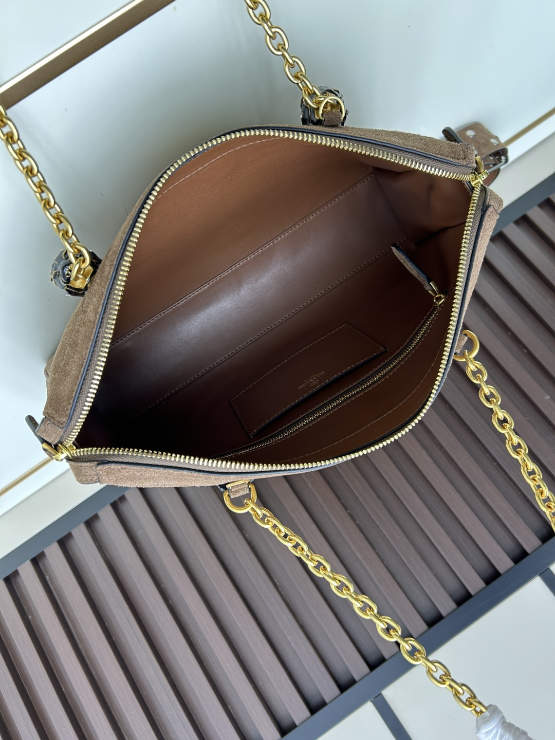 大号 磨砂GARAVANI PANTHEA 手袋采用亮面和哑光羊皮革材质拼接出 V 形图案， 饰以珐琅兽