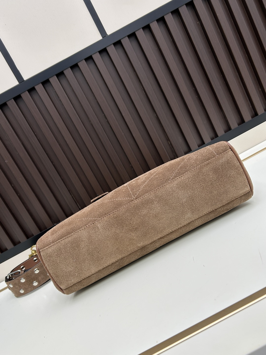 大号 磨砂GARAVANI PANTHEA 手袋采用亮面和哑光羊皮革材质拼接出 V 形图案， 饰以珐琅兽