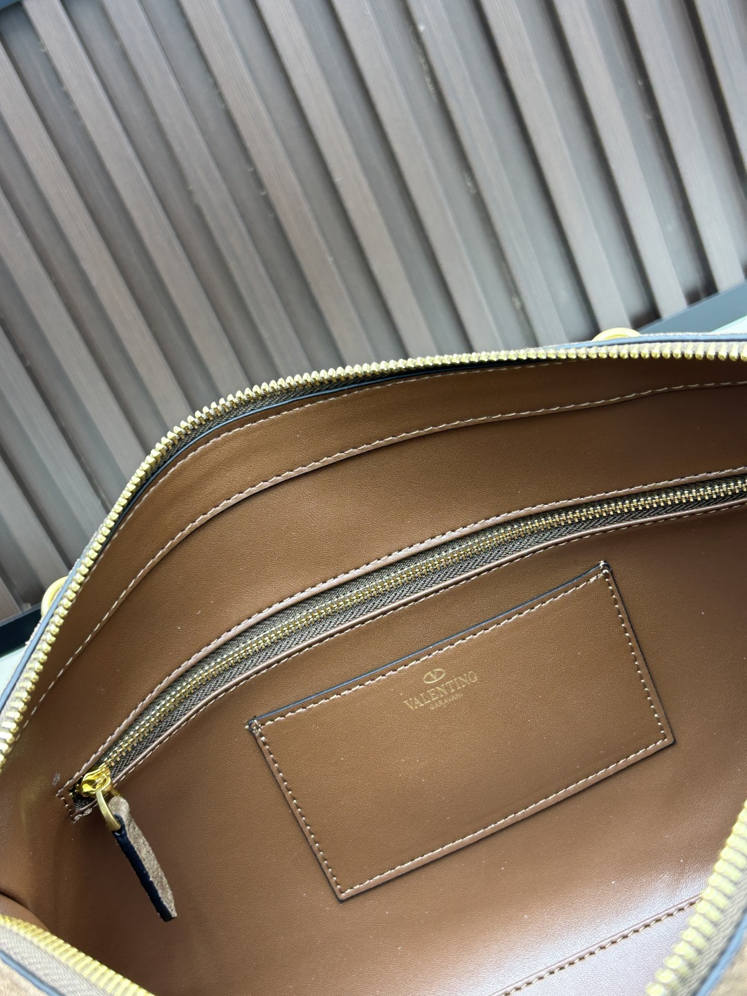 大号 磨砂GARAVANI PANTHEA 手袋采用亮面和哑光羊皮革材质拼接出 V 形图案， 饰以珐琅兽