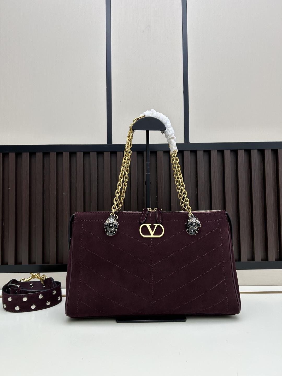 大号 磨砂GARAVANI PANTHEA 手袋采用亮面和哑光羊皮革材质拼接出 V 形图案， 饰以珐琅兽