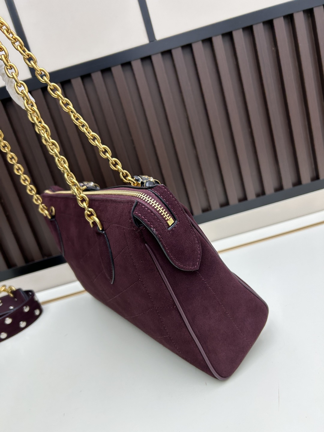 大号磨砂GARAVANI PANTHEA 手袋采用亮面和哑光羊皮革材质拼接出 V 形图案， 饰以珐琅兽头