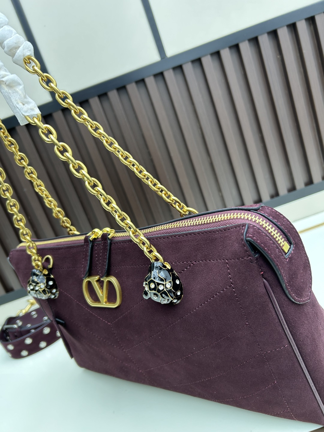 大号磨砂GARAVANI PANTHEA 手袋采用亮面和哑光羊皮革材质拼接出 V 形图案， 饰以珐琅兽头