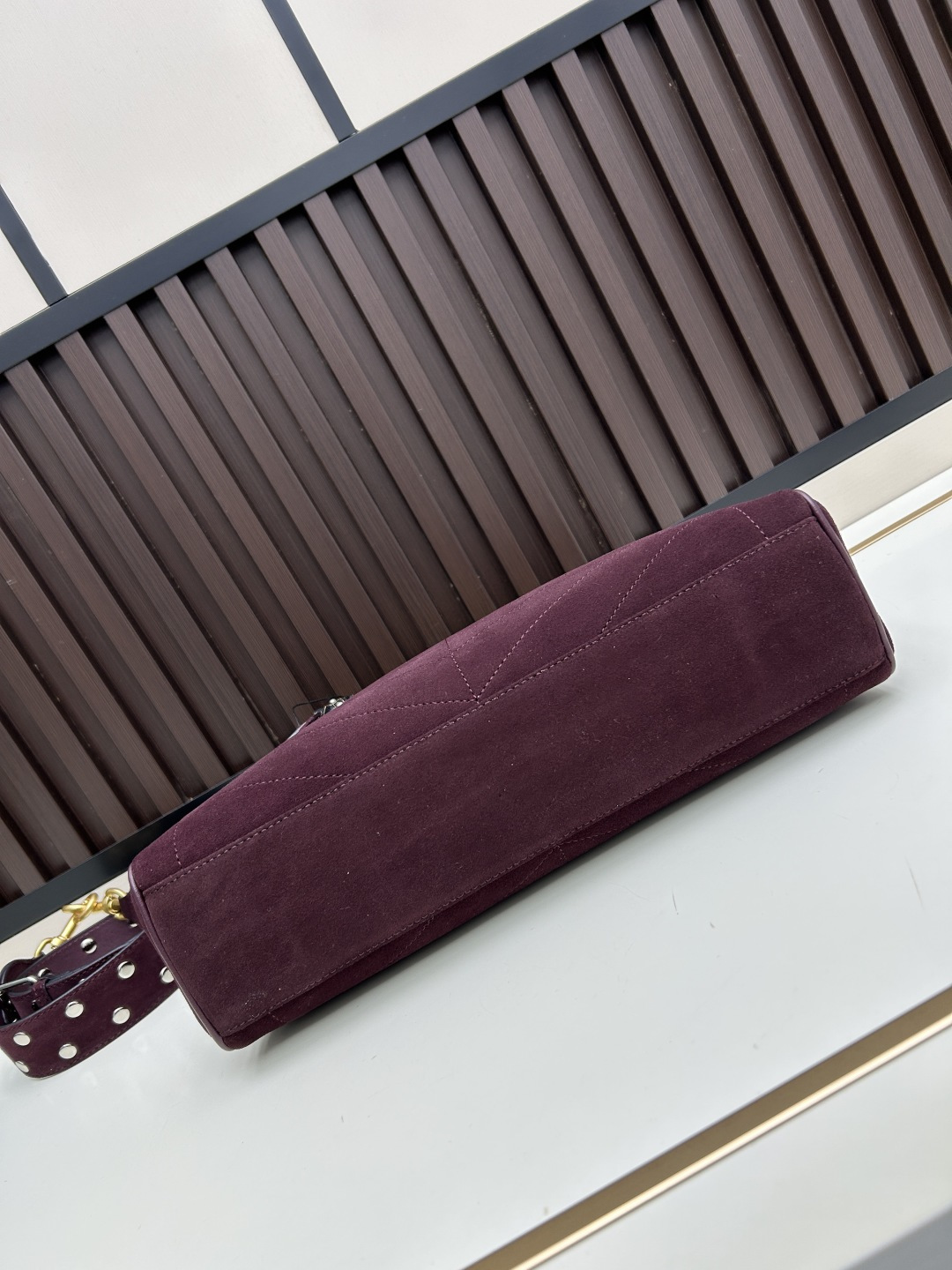 大号磨砂GARAVANI PANTHEA 手袋采用亮面和哑光羊皮革材质拼接出 V 形图案， 饰以珐琅兽头