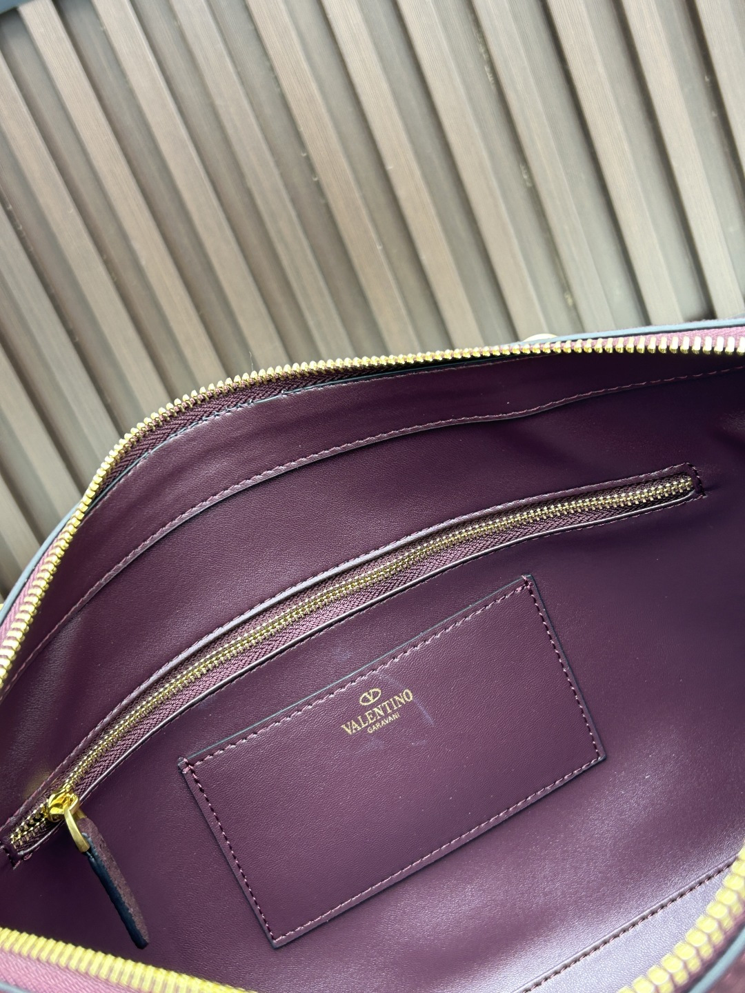 大号磨砂GARAVANI PANTHEA 手袋采用亮面和哑光羊皮革材质拼接出 V 形图案， 饰以珐琅兽头