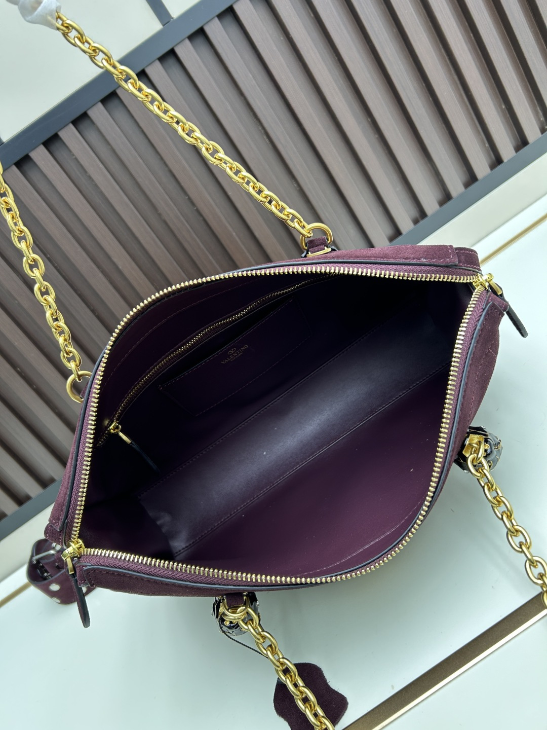 大号磨砂GARAVANI PANTHEA 手袋采用亮面和哑光羊皮革材质拼接出 V 形图案， 饰以珐琅兽头