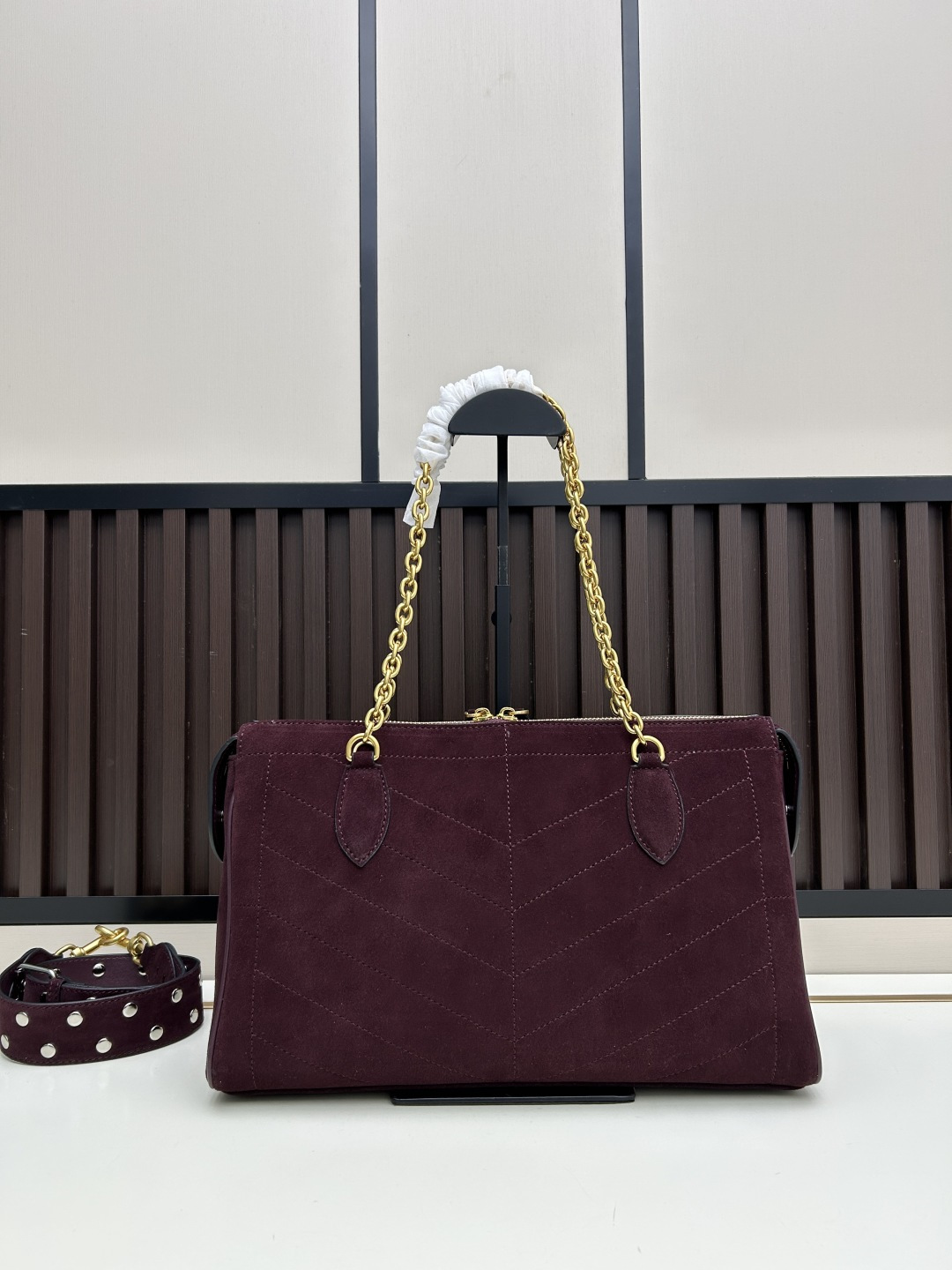 大号磨砂GARAVANI PANTHEA 手袋采用亮面和哑光羊皮革材质拼接出 V 形图案， 饰以珐琅兽头