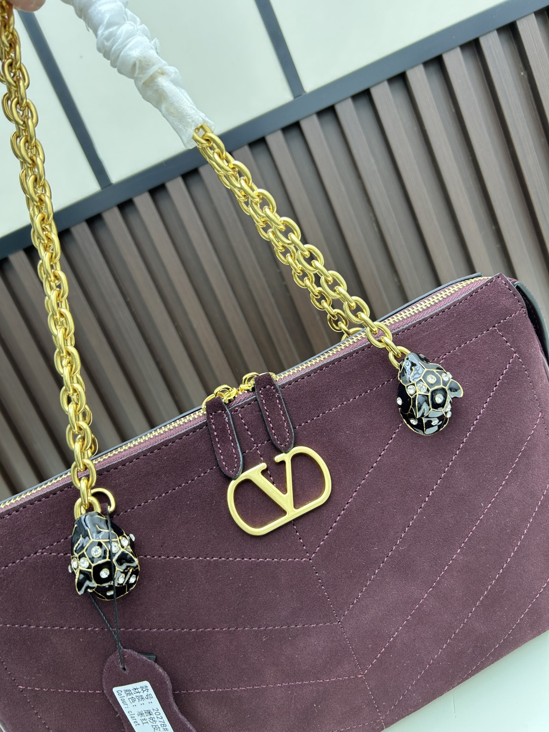 大号磨砂GARAVANI PANTHEA 手袋采用亮面和哑光羊皮革材质拼接出 V 形图案， 饰以珐琅兽头