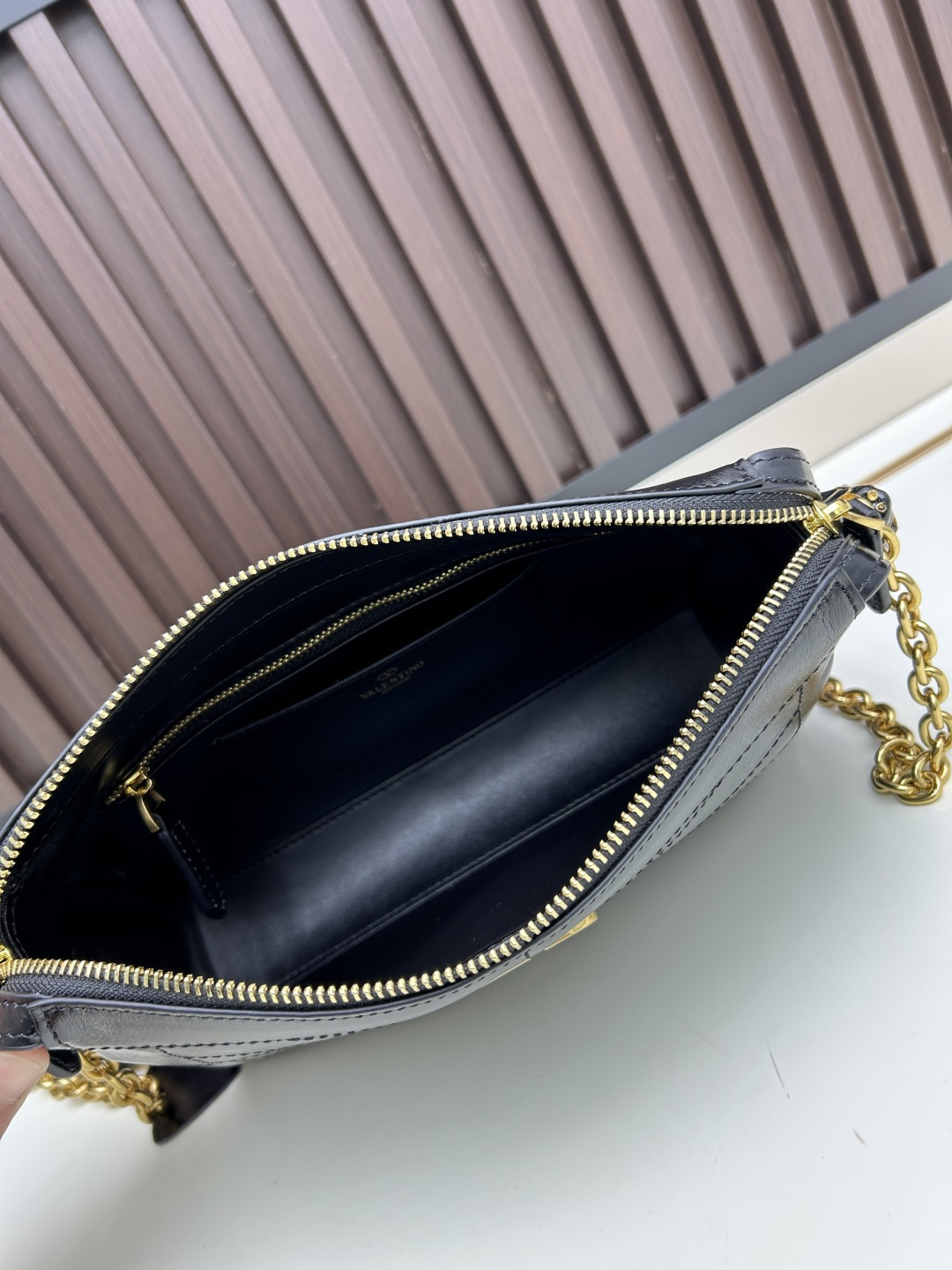 小号牛皮GARAVANI PANTHEA 手袋采用亮面和哑光羊皮革材质拼接出 V 形图案， 饰以珐琅兽头