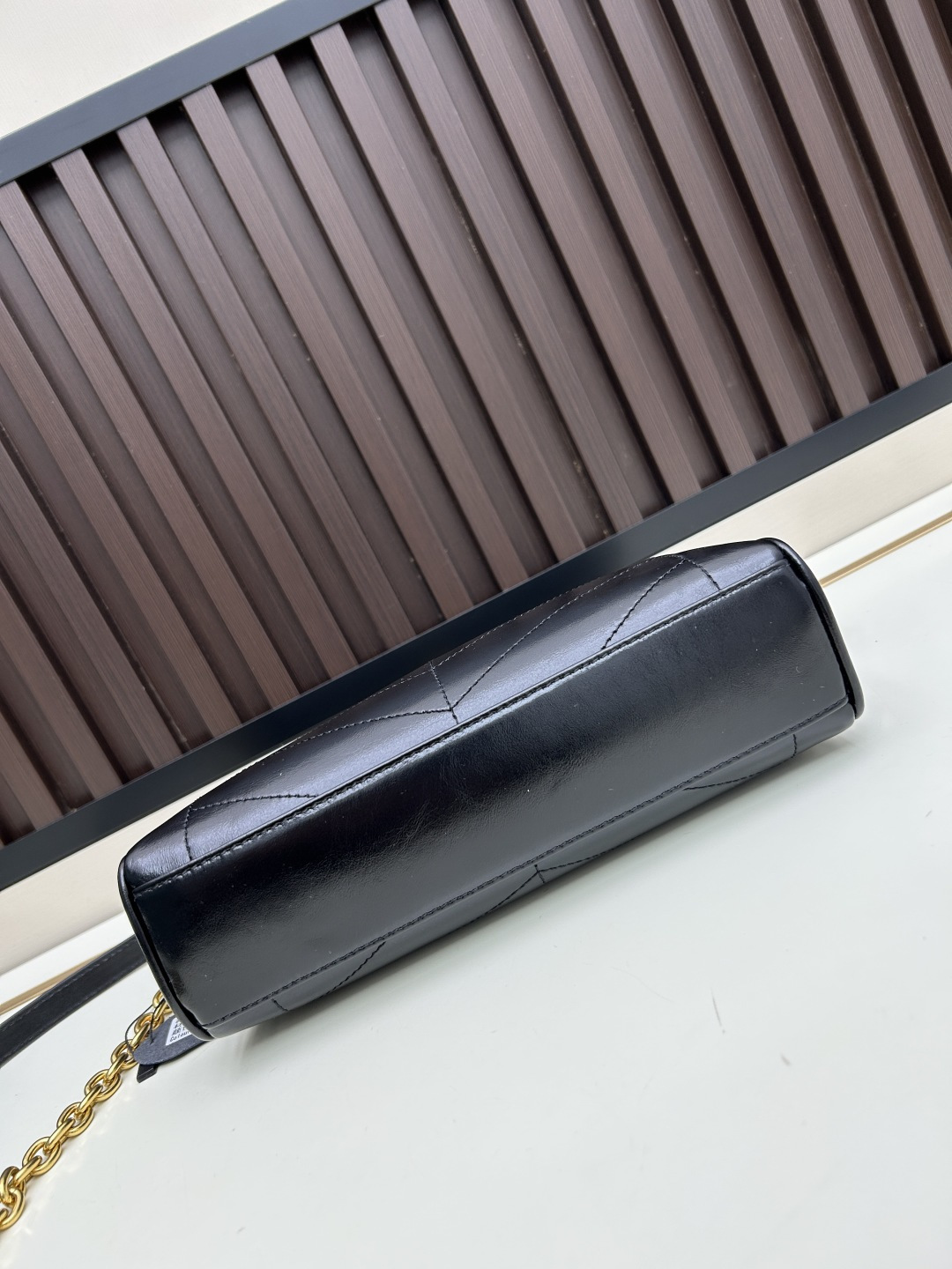 小号牛皮GARAVANI PANTHEA 手袋采用亮面和哑光羊皮革材质拼接出 V 形图案， 饰以珐琅兽头