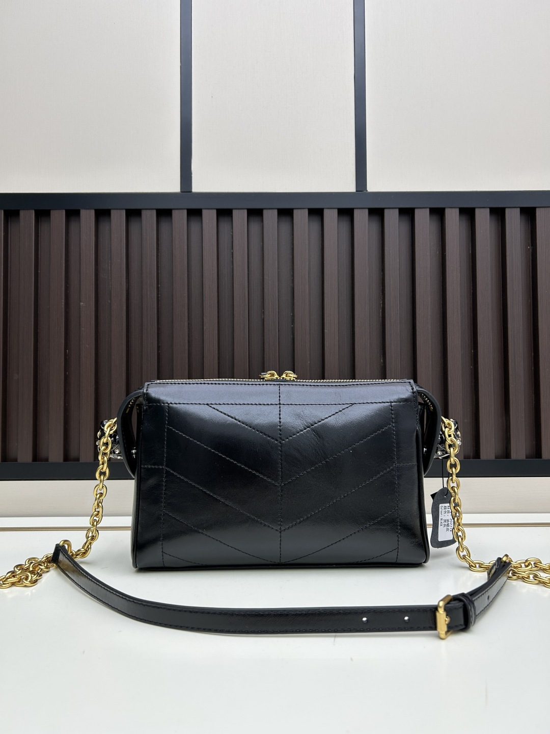 小号牛皮GARAVANI PANTHEA 手袋采用亮面和哑光羊皮革材质拼接出 V 形图案， 饰以珐琅兽头