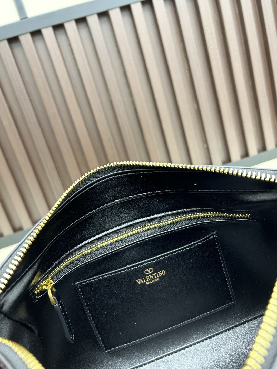 小号牛皮GARAVANI PANTHEA 手袋采用亮面和哑光羊皮革材质拼接出 V 形图案， 饰以珐琅兽头