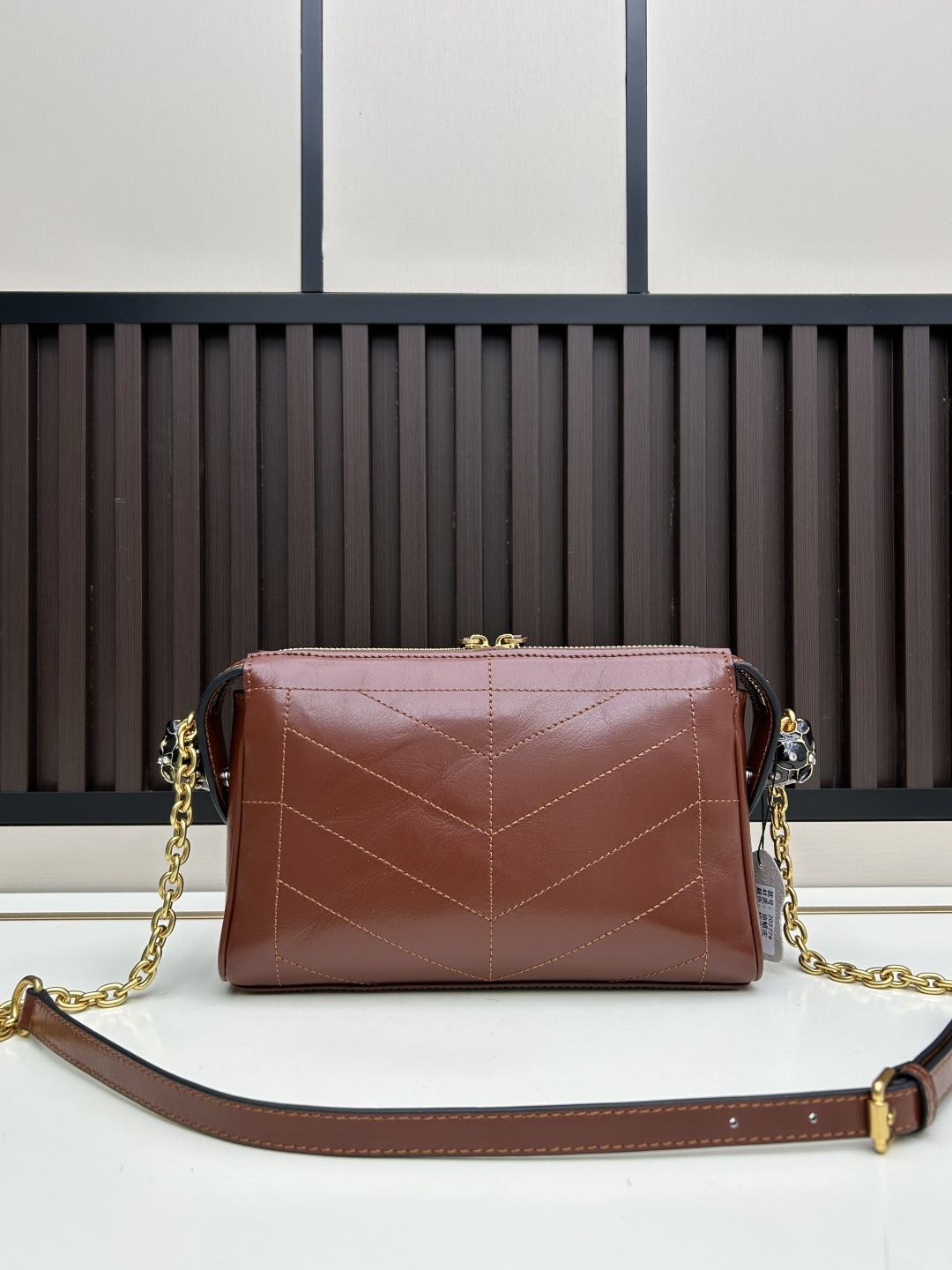 小号牛皮GARAVANI PANTHEA 手袋采用亮面和哑光羊皮革材质拼接出 V 形图案， 饰以珐琅兽头