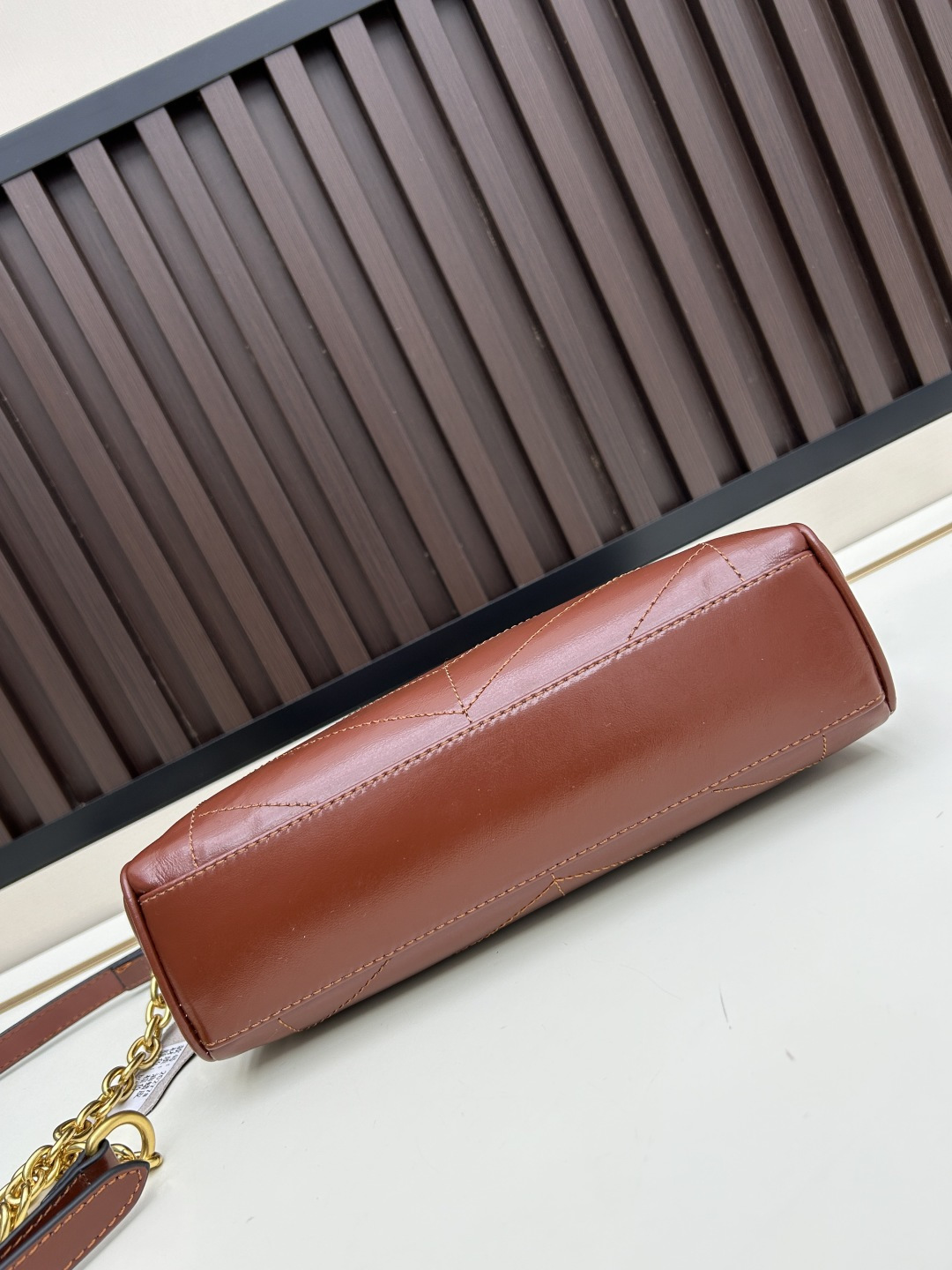 小号牛皮GARAVANI PANTHEA 手袋采用亮面和哑光羊皮革材质拼接出 V 形图案， 饰以珐琅兽头