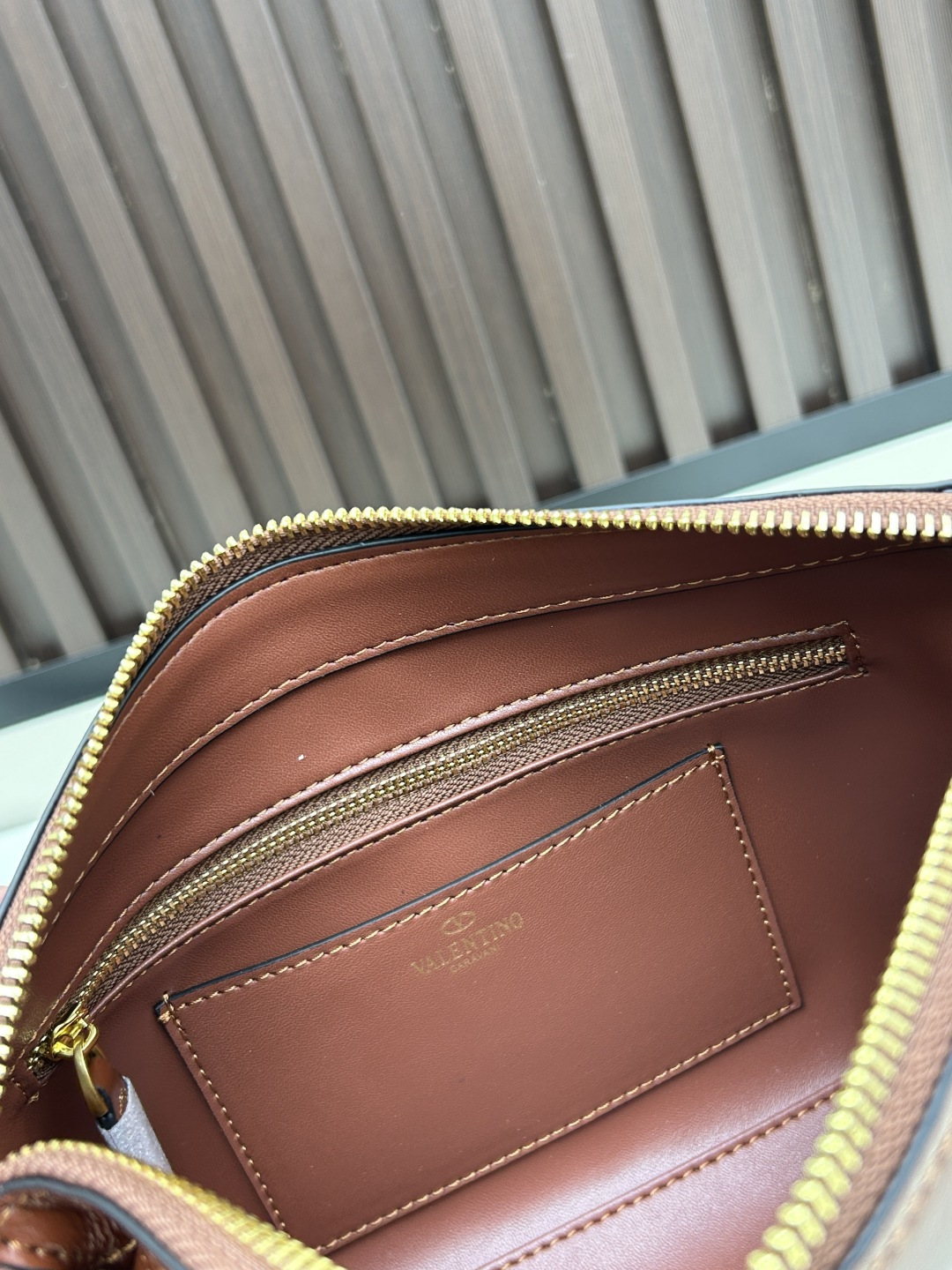 小号牛皮GARAVANI PANTHEA 手袋采用亮面和哑光羊皮革材质拼接出 V 形图案， 饰以珐琅兽头