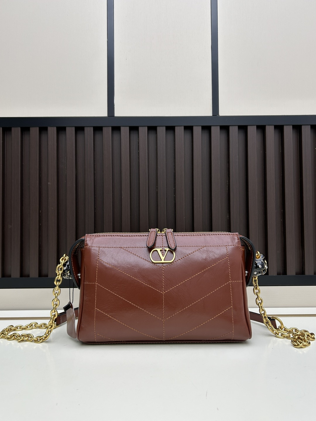 小号牛皮GARAVANI PANTHEA 手袋采用亮面和哑光羊皮革材质拼接出 V 形图案， 饰以珐琅兽头