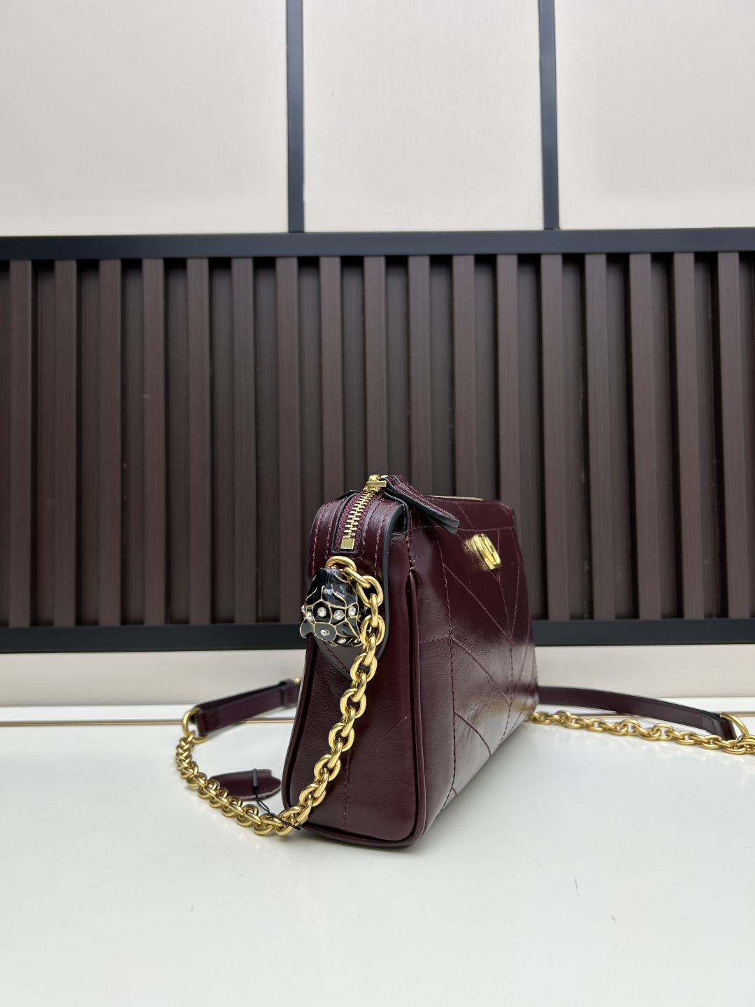 小号牛皮GARAVANI PANTHEA 手袋采用亮面和哑光羊皮革材质拼接出 V 形图案， 饰以珐琅兽头