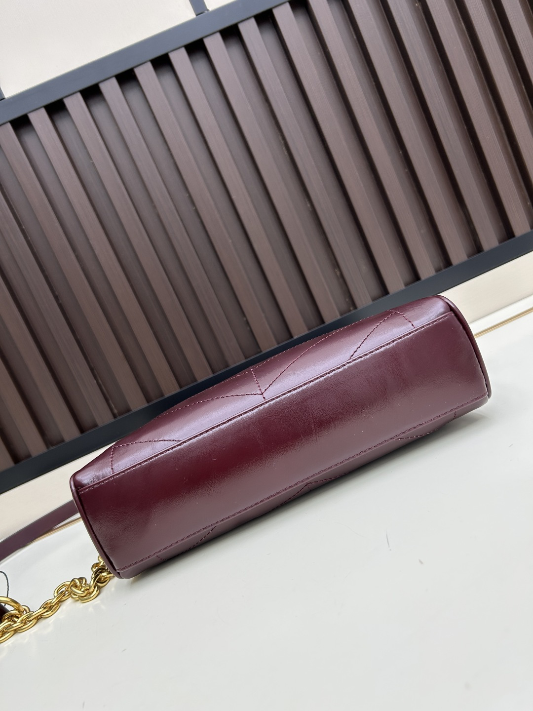 小号牛皮GARAVANI PANTHEA 手袋采用亮面和哑光羊皮革材质拼接出 V 形图案， 饰以珐琅兽头