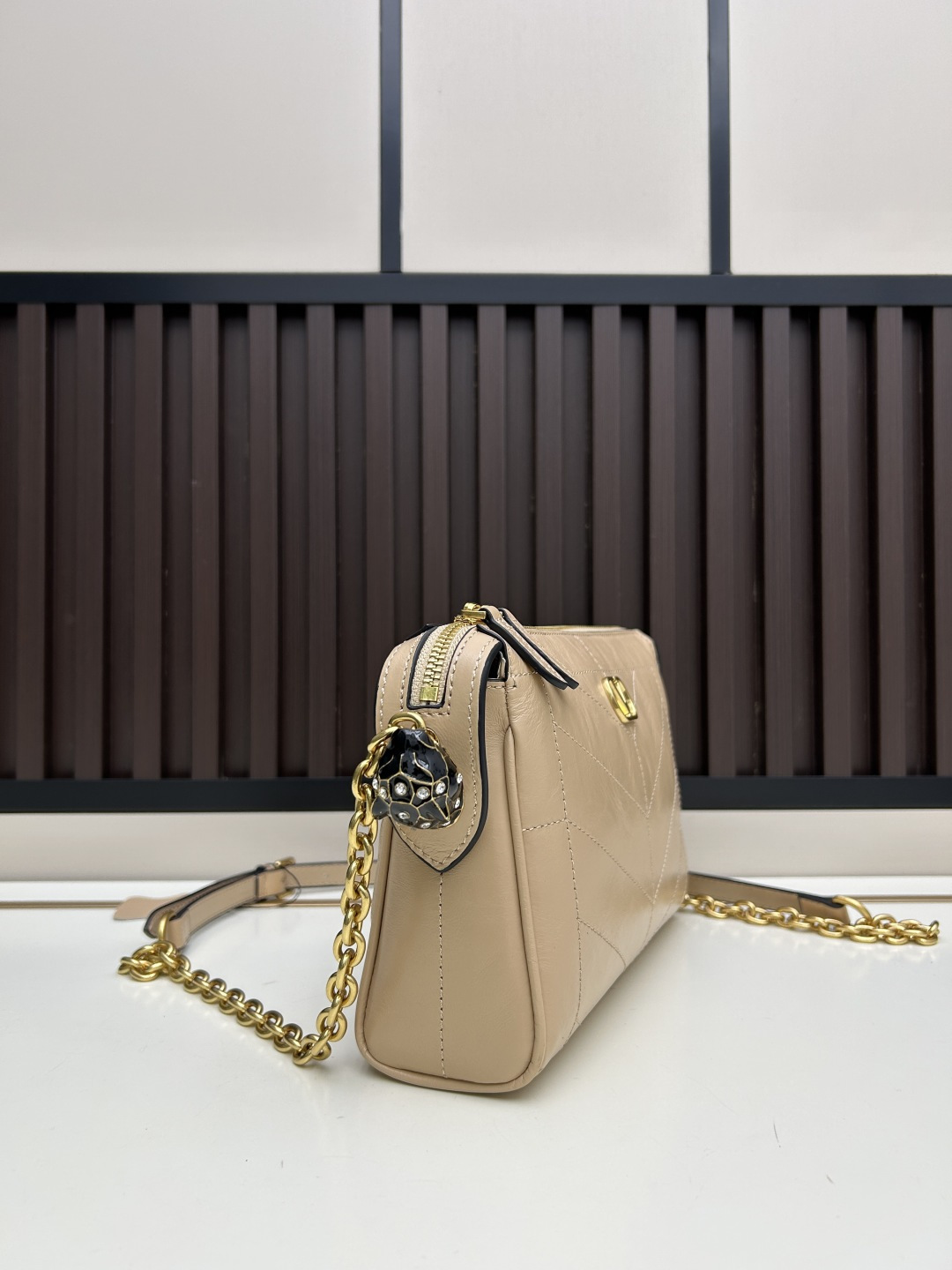 小号牛皮GARAVANI PANTHEA 手袋采用亮面和哑光羊皮革材质拼接出 V 形图案， 饰以珐琅兽头