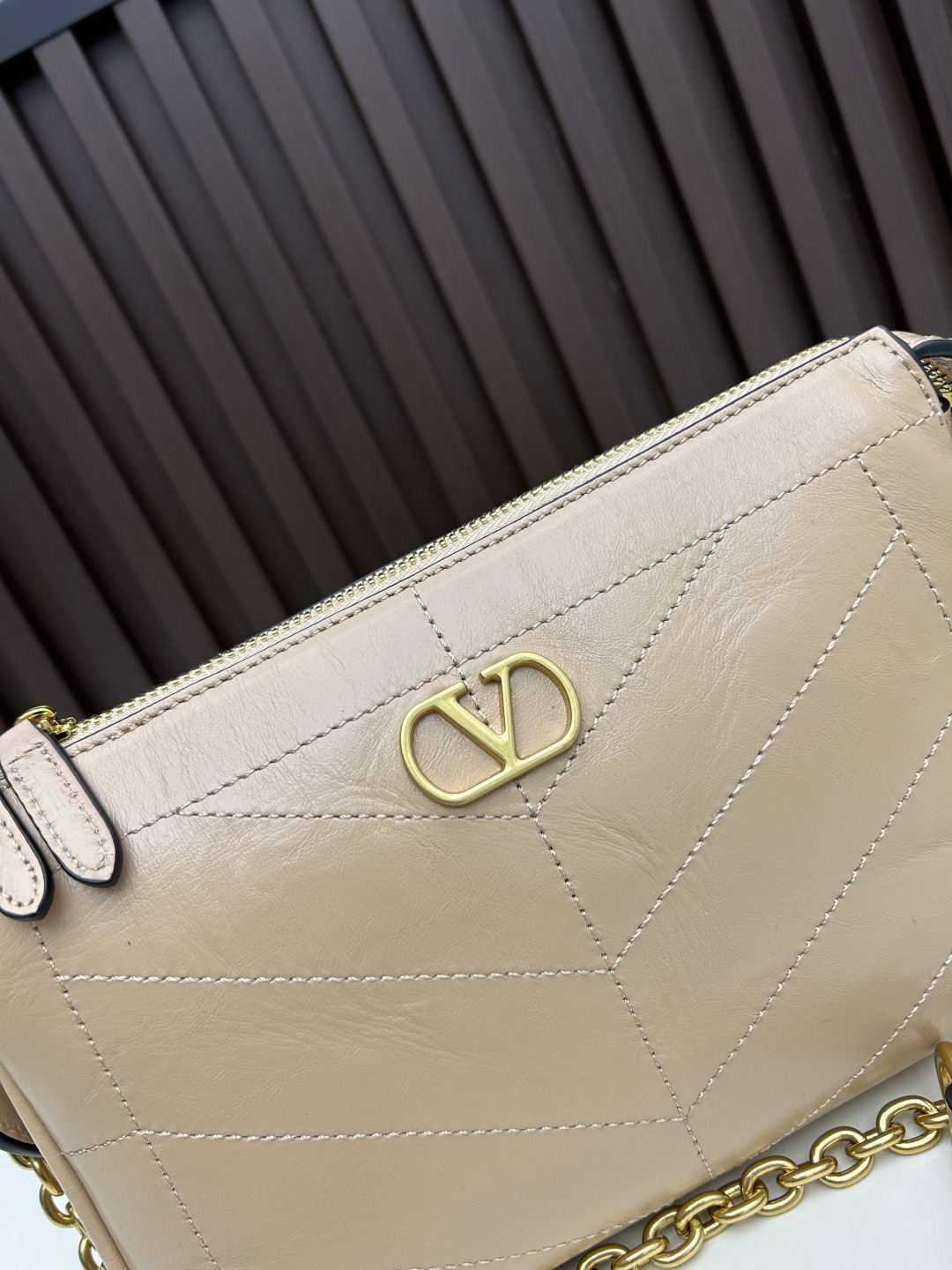 小号牛皮GARAVANI PANTHEA 手袋采用亮面和哑光羊皮革材质拼接出 V 形图案， 饰以珐琅兽头