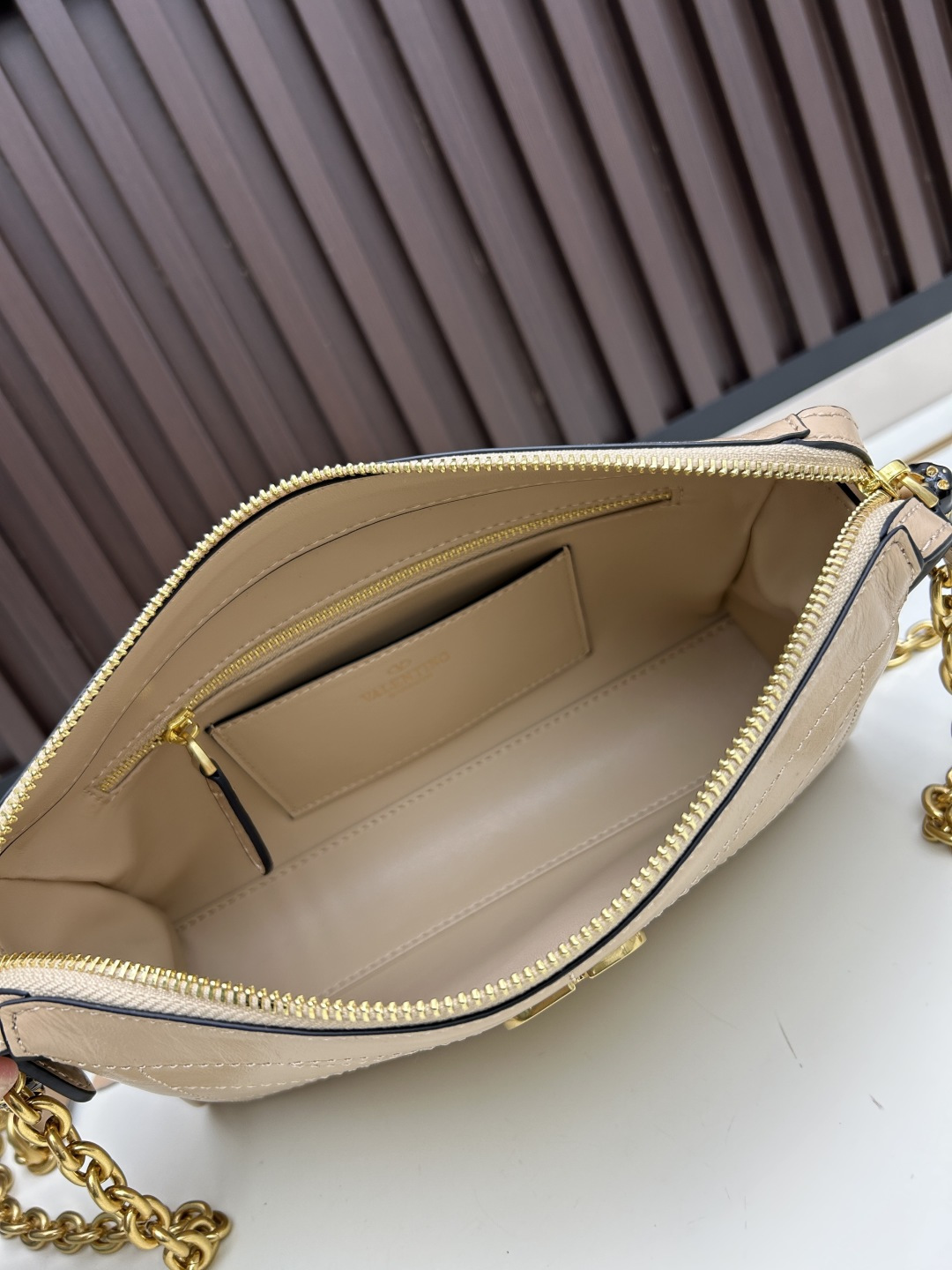 小号牛皮GARAVANI PANTHEA 手袋采用亮面和哑光羊皮革材质拼接出 V 形图案， 饰以珐琅兽头