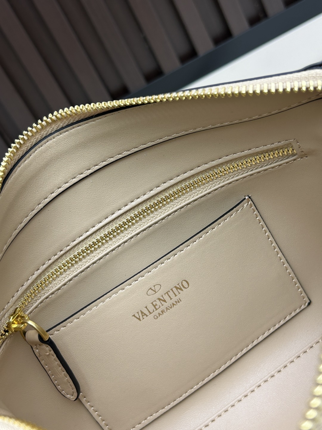 小号牛皮GARAVANI PANTHEA 手袋采用亮面和哑光羊皮革材质拼接出 V 形图案， 饰以珐琅兽头