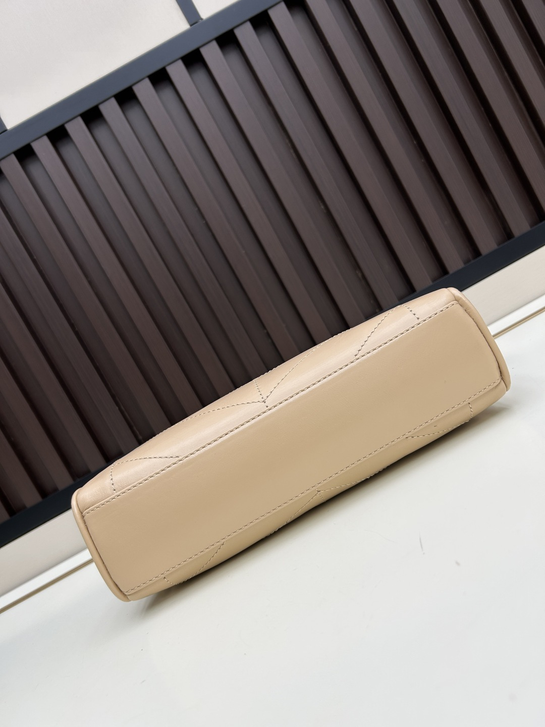 小号牛皮GARAVANI PANTHEA 手袋采用亮面和哑光羊皮革材质拼接出 V 形图案， 饰以珐琅兽头