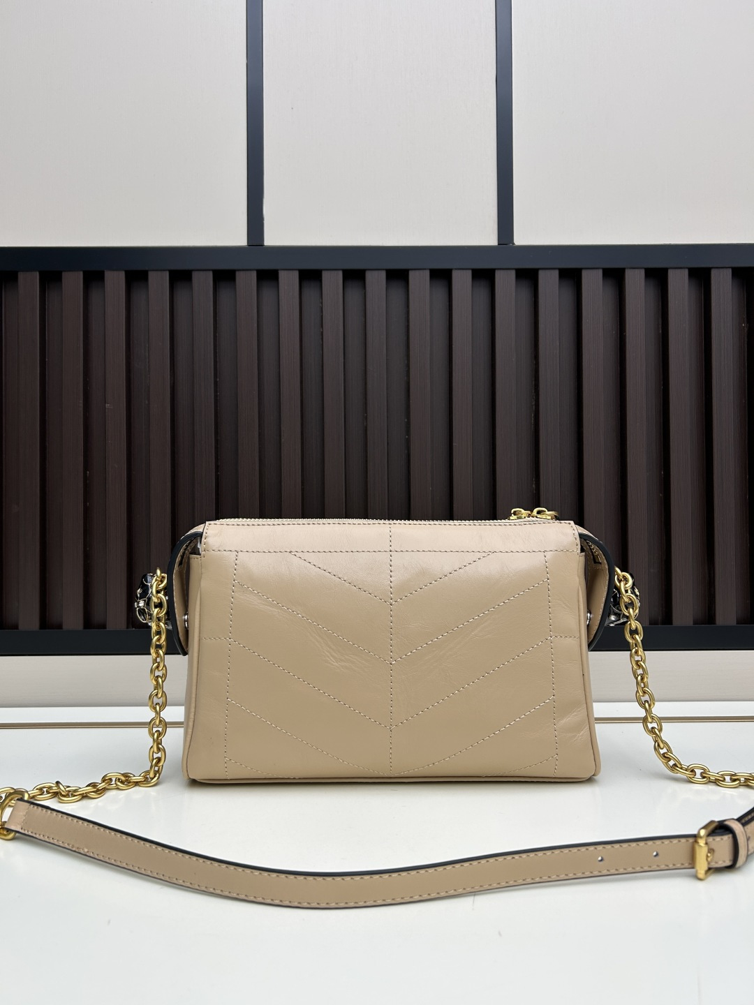 小号牛皮GARAVANI PANTHEA 手袋采用亮面和哑光羊皮革材质拼接出 V 形图案， 饰以珐琅兽头