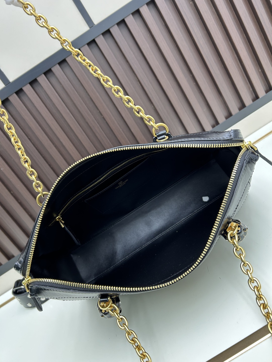 大号牛皮GARAVANI PANTHEA 手袋采用亮面和哑光羊皮革材质拼接出 V 形图案， 饰以珐琅兽头