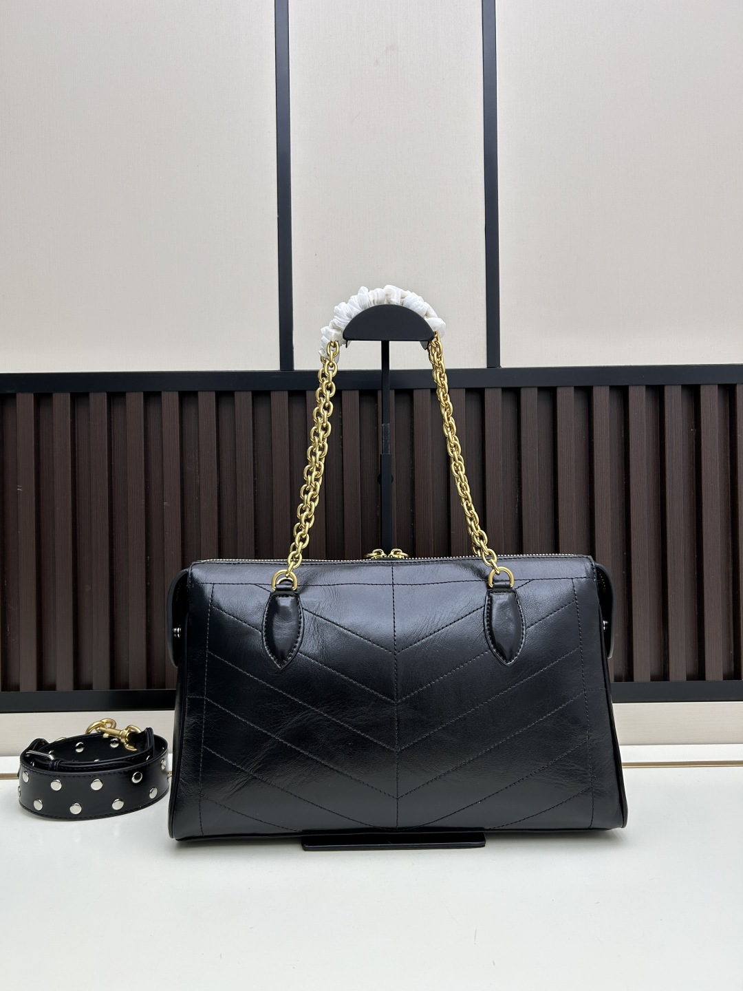 大号牛皮GARAVANI PANTHEA 手袋采用亮面和哑光羊皮革材质拼接出 V 形图案， 饰以珐琅兽头