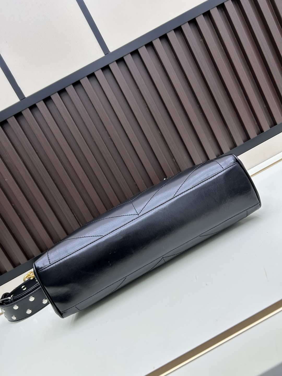 大号牛皮GARAVANI PANTHEA 手袋采用亮面和哑光羊皮革材质拼接出 V 形图案， 饰以珐琅兽头