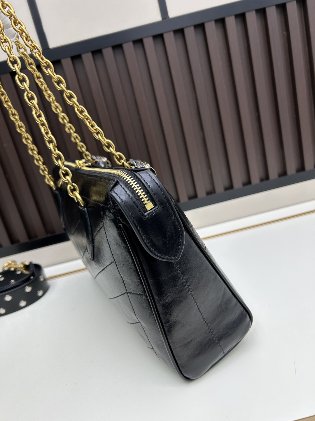 大号牛皮GARAVANI PANTHEA 手袋采用亮面和哑光羊皮革材质拼接出 V 形图案， 饰以珐琅兽头