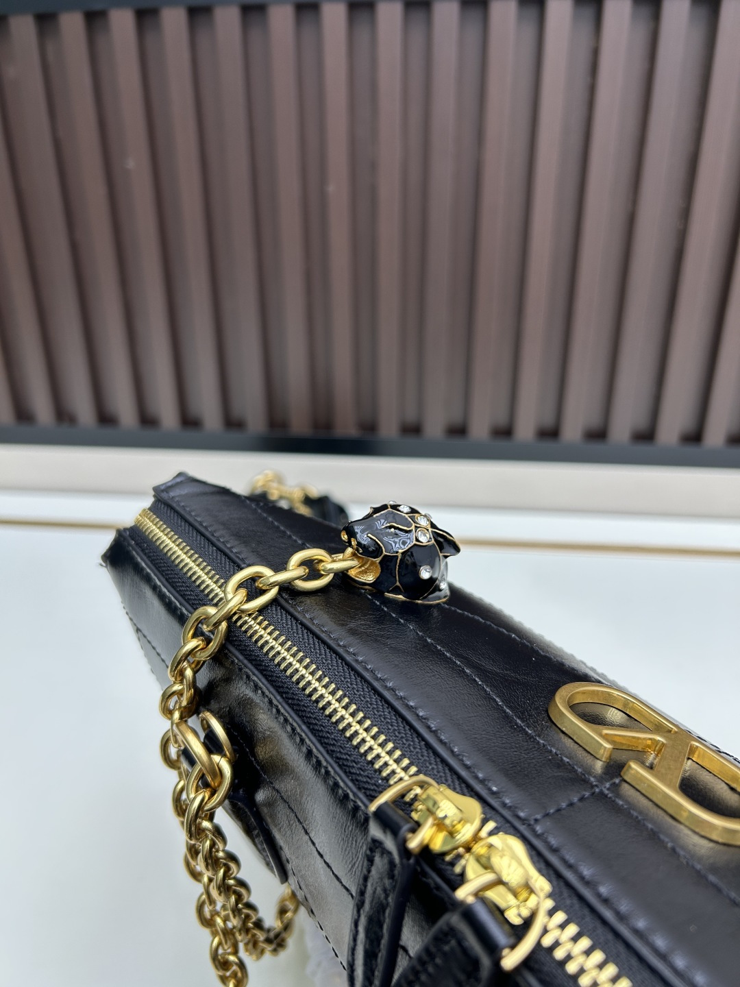 大号牛皮GARAVANI PANTHEA 手袋采用亮面和哑光羊皮革材质拼接出 V 形图案， 饰以珐琅兽头