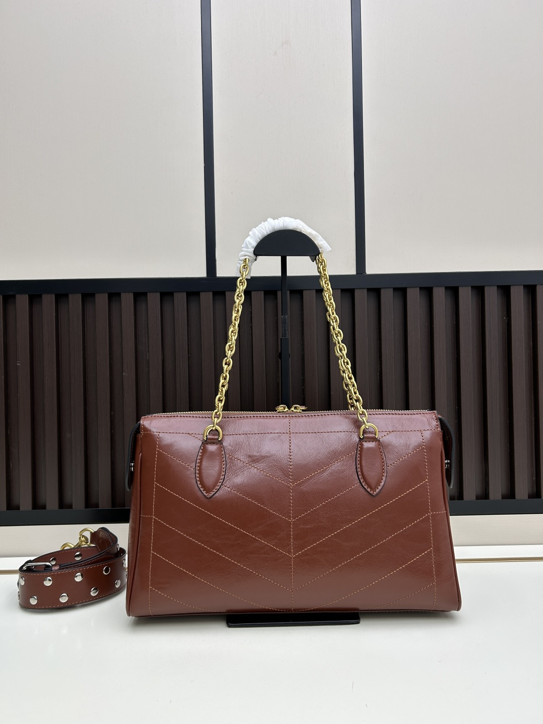 大号牛皮GARAVANI PANTHEA 手袋采用亮面和哑光羊皮革材质拼接出 V 形图案， 饰以珐琅兽头