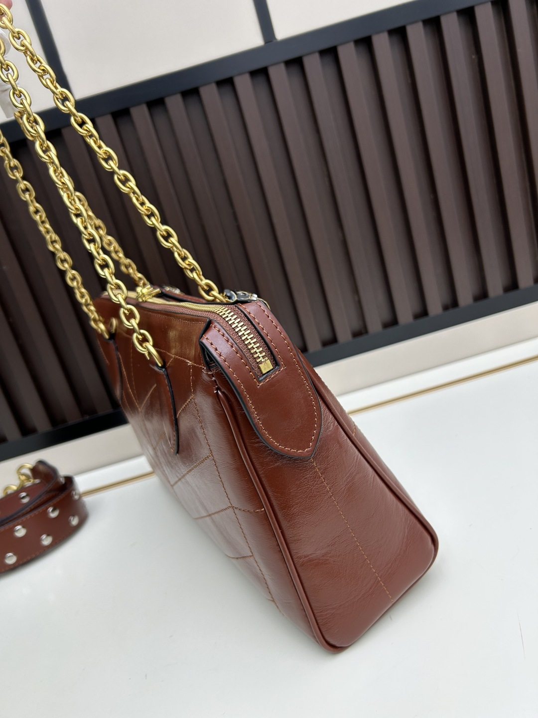 大号牛皮GARAVANI PANTHEA 手袋采用亮面和哑光羊皮革材质拼接出 V 形图案， 饰以珐琅兽头