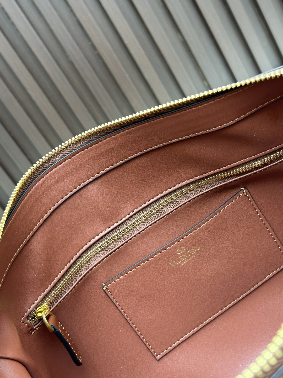 大号牛皮GARAVANI PANTHEA 手袋采用亮面和哑光羊皮革材质拼接出 V 形图案， 饰以珐琅兽头