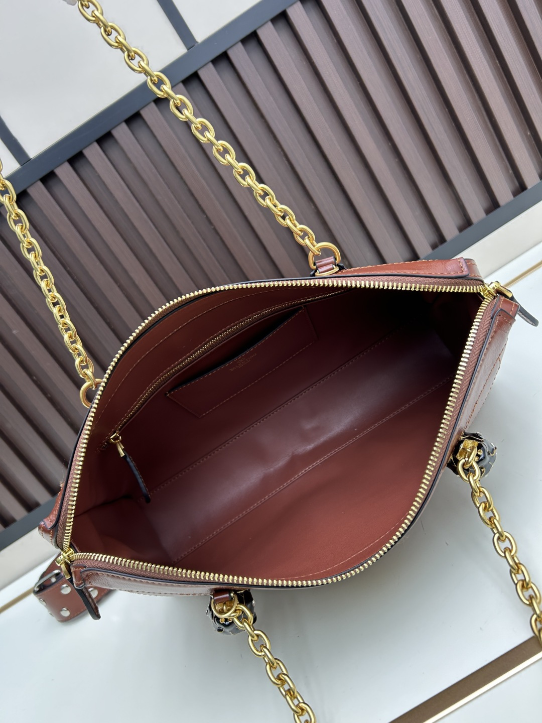 大号牛皮GARAVANI PANTHEA 手袋采用亮面和哑光羊皮革材质拼接出 V 形图案， 饰以珐琅兽头