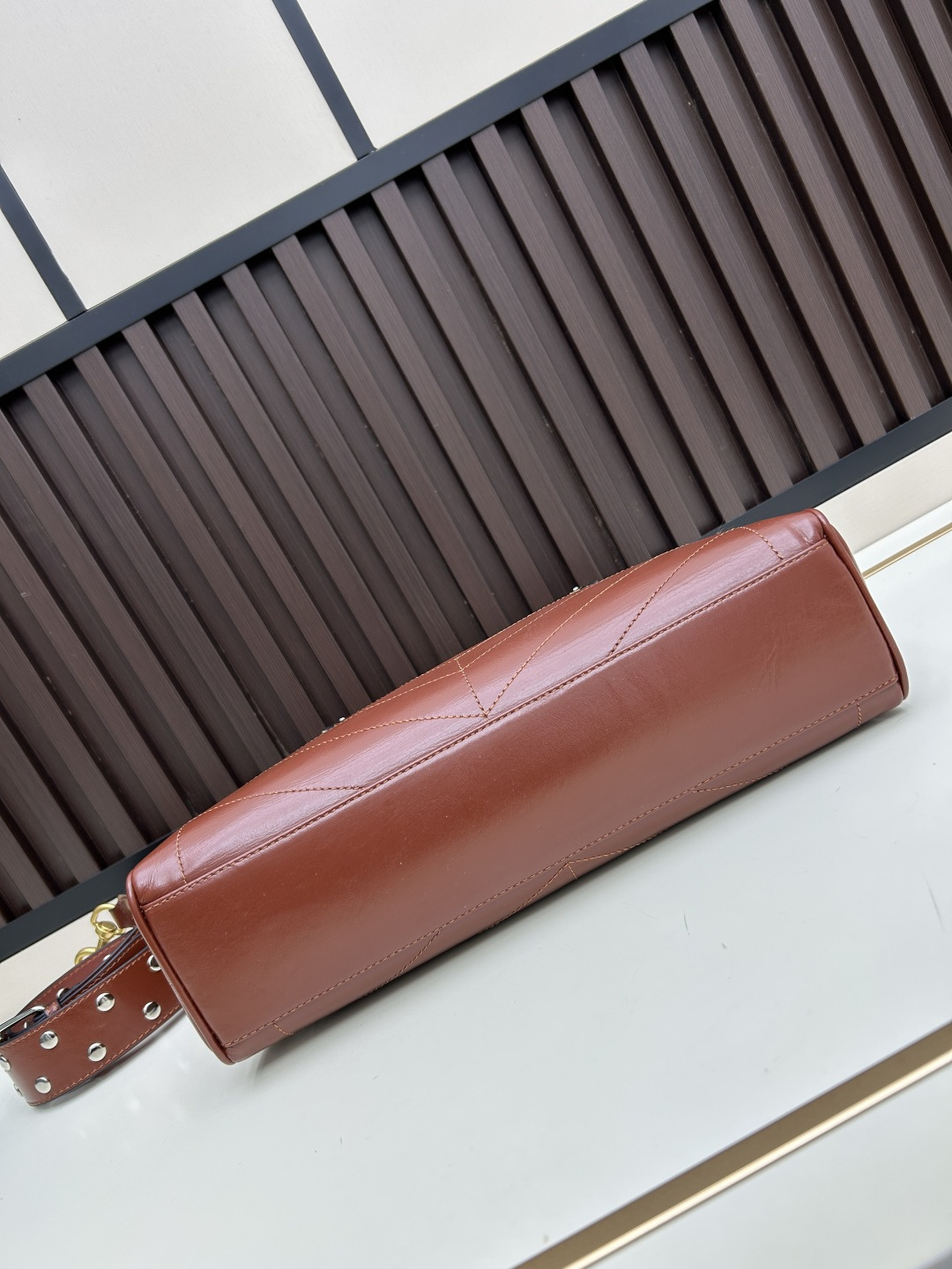 大号牛皮GARAVANI PANTHEA 手袋采用亮面和哑光羊皮革材质拼接出 V 形图案， 饰以珐琅兽头