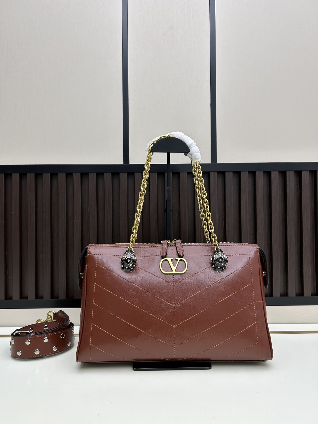 大号牛皮GARAVANI PANTHEA 手袋采用亮面和哑光羊皮革材质拼接出 V 形图案， 饰以珐琅兽头