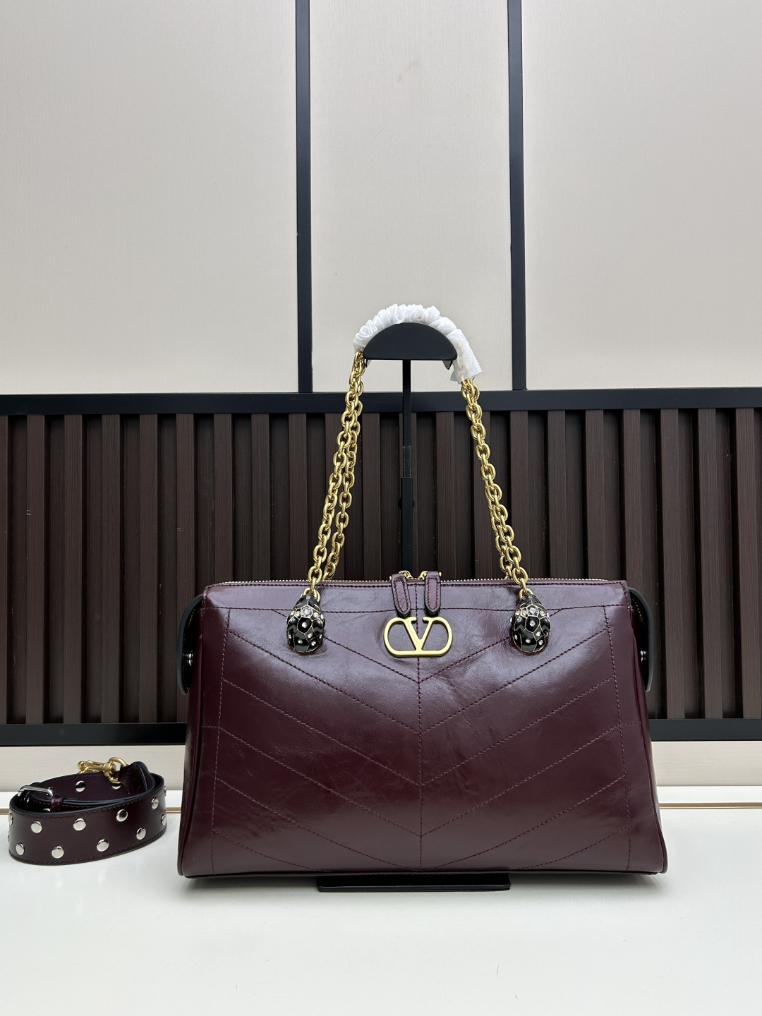 大号牛皮GARAVANI PANTHEA 手袋采用亮面和哑光羊皮革材质拼接出 V 形图案， 饰以珐琅兽头